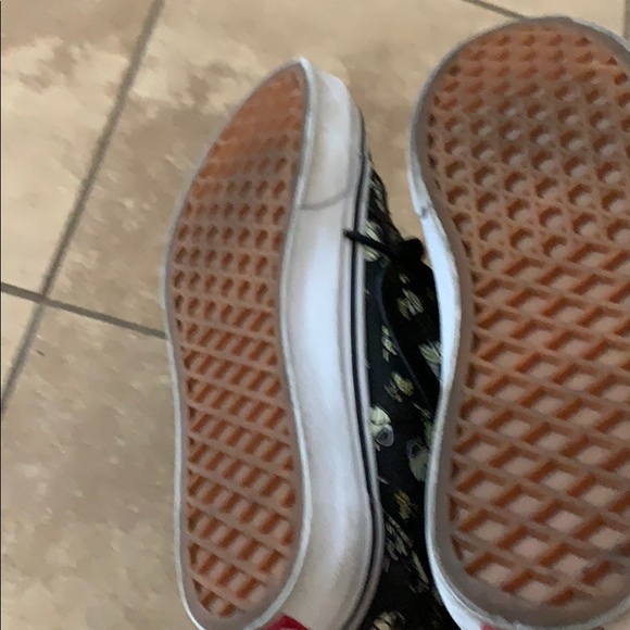 Hardly used shoes .wore only once - Picture 3 of 4